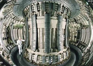 Un tokamak avec un monsieur dedans pour donner l'échelle...
