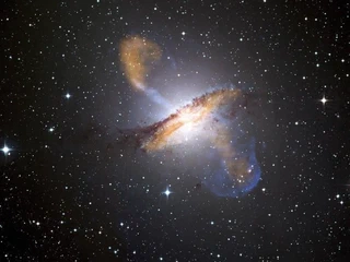 la galaxie NGC 5128 et ses lobes de gaz éjectés par son trou noir central