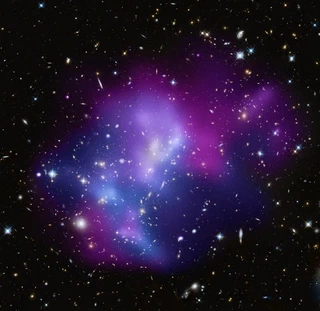 image de MACSJ0717.5+3745,prise par Hubble+Chandra+Keck. Credit: NASA, ESA, CXC, C. Ma, H. Ebeling, and E. Barrett (University of Hawaii/IfA), et al., and STScI.