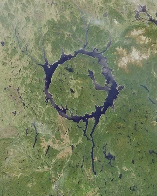 le réservoir de Manicouagan, au Québec. Cliquez dessus pour le localiser