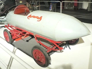 La Jamais Contente, première voiture ayant atteint 100 km/h, en 1899. Elle était électrique, déjà ...