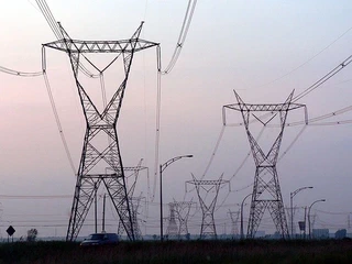invasion par katbert sur flickr. Lignes à 735 kV d'Hydro-Québec. Notez les 4 conducteurs par phase