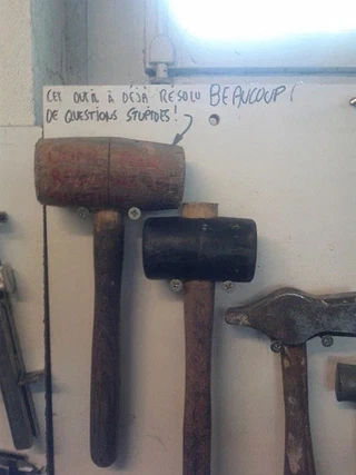 Outils rarement observés dans un atelier d'horlogerie, mais apparemment fort utiles...