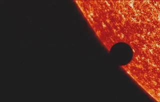 Transit de Vénus de 2004 filmé dans l'UV par la NASA (cliquer pour la vidéo)
