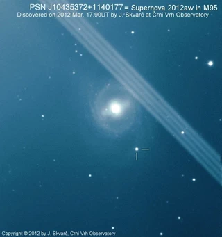 Une des premières photos de M95 avec la supernova marquée. Les traits diagonaux sont des aigrettes de diffraction causés par la violente lumière de Mars, juste à côté. (voir Notes)