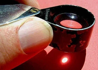 Si vous étiez au point lumineux, vous verriez une image agrandie du Soleil à travers la loupe. (Photo CC-BY Walter J. Pilsak )