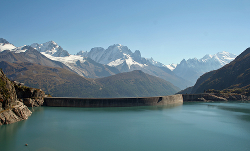 Le barrage dEmosson, à la frontière franco-suisse Le barrage dEmosson, à la frontière franco-suisse