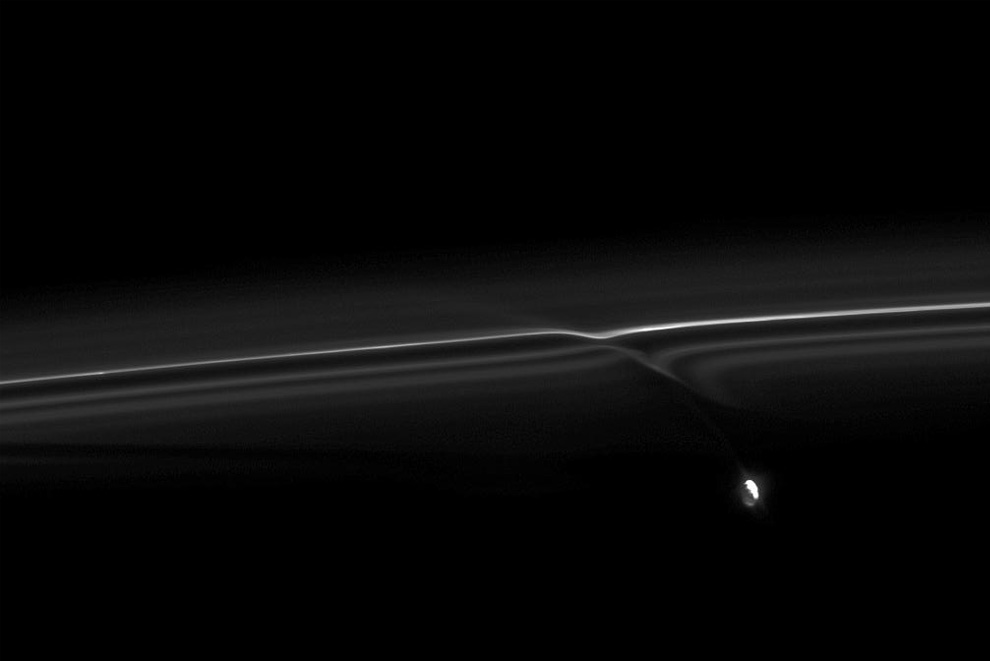 La lune Promethée et la perturbation quelle cause à lanneau F de Saturne. Image prise dans le visible à environ 950000 km de Saturne. (NASA/JPL/Space Science Institute)