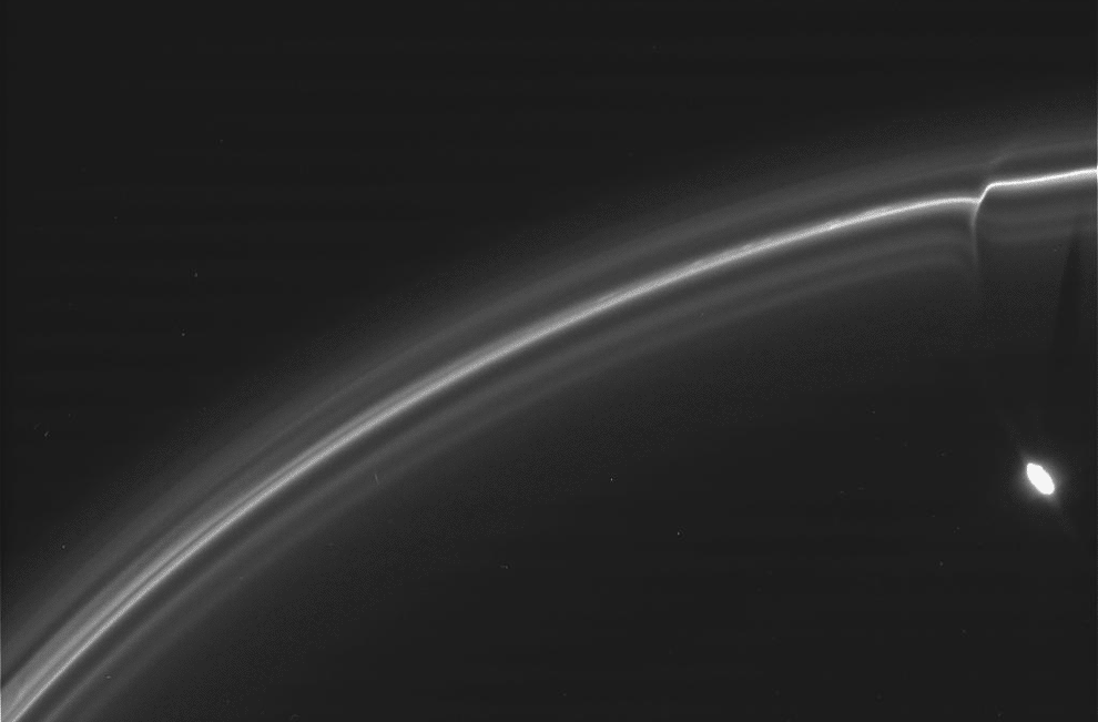Montage montrant linfluence des lunes Prométhée et Pandore sur lanneau F (NASA/JPL/Space Science Institute)