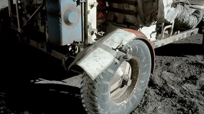 Pourquoi cette photo du Lunar Rover ne montre-elle aucune trace de pneu devant ou derrière le pneu ? featured image
