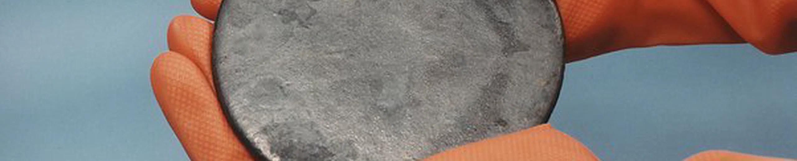 Si je me trouve dans une mine d'uranium et que je tiens un morceau de minerai dans ma main, est-ce dangereux ?